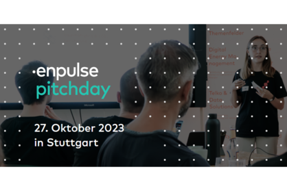 Eine Frau hält eine Präsentation vor Publikum. Text: enpulse pitchday, 27. Oktober 2023 in Stuttgart.