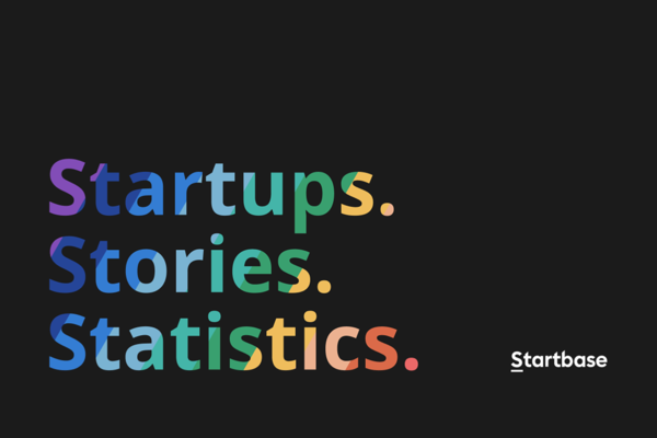 Claim Startbase in bunter Schrift auf schwarzem Hintergrund: "Startups. Stories. Statistics."