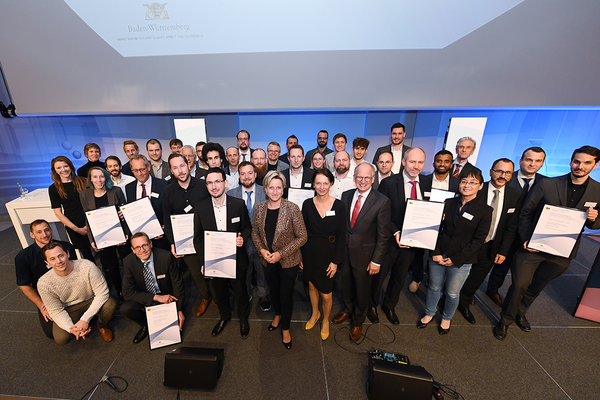 Verleihung des Landes-Innovationspreis 2022. Wirtschaftsministerin Dr- Nicole Hoffmeister-Kraut mit den ausgezeichneten Teams. Bildrechte: Franziska Kraufmann