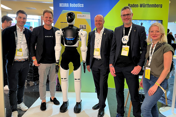 Aufnahme vom gemeinsamen Messestand mit dem Start-up BW Team und dem Start-up NEURA ROBOTICS beim Startup Germany Summit. 