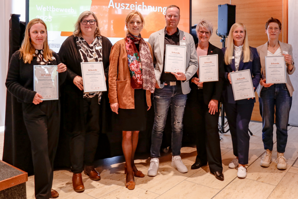 Gruppenfoto von der Preisverleihung des Wettbewerbs “Frau-Handwerk-Nachfolge weiterdenken” im Mai 2025. Fotografin: Juliane Henke.
