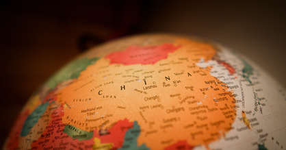 Die Landkarte von China steht im Fokus des abgebildeten Globus.