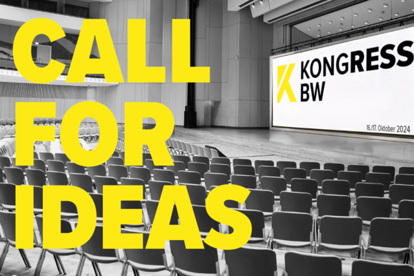 Ein bestuhlter Saal mit einer Bühne. Text: Call for Ideas, Kongress BW 16./17. Oktober.