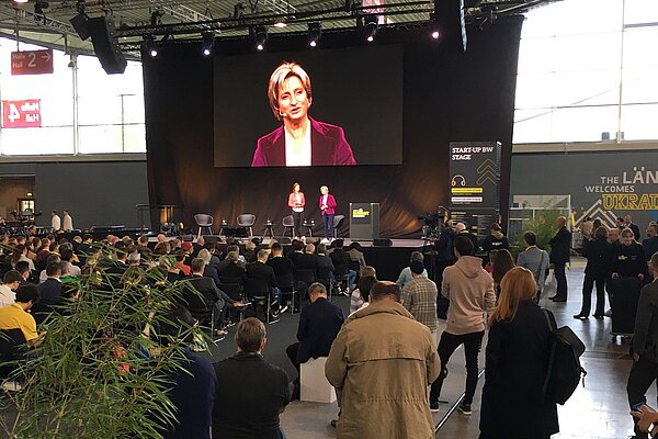 Ministerin Dr. Nicole Hoffmeister-Kraut eröffnet Start-up BW Summit 2022.