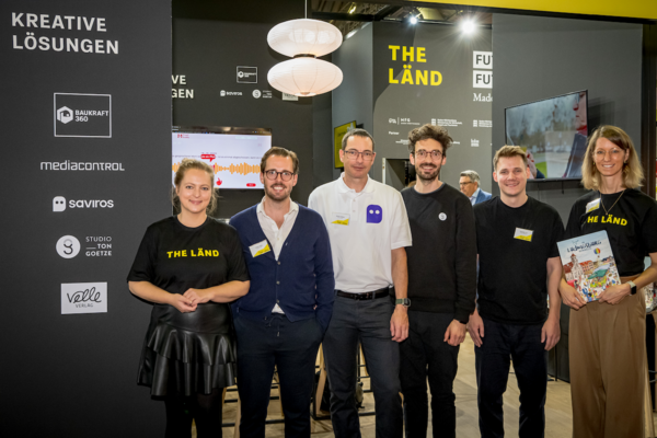 Start-ups aus THE LÄND am Messestand auf der Frankfurter Buchmesse 2025. Bildrechte: MFG Baden-Württemberg.