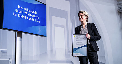 Ein Bild von der Preisverleihung des Innovationspreises des Landes Baden-Württember 2020. Wirtschaftsministerin Dr. Nicole Hoffmeister-Kraut hält eine Urkunde in den Händen. Credits: Tom Maurer Photography