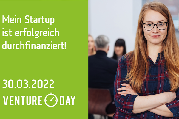 Event-Flyer für den 14. Karlsruher Venture Day. Textfeld links: Mein Startup ist erfolgreich durchfinanziert! 30.03.2022 Venture Day. Bild rechts: Eine junge Frau lächelt und lehnt an einer Backsteinmauer. Im Hintergrund unterhalten sich mehrere Personen an einem Meetingtisch.