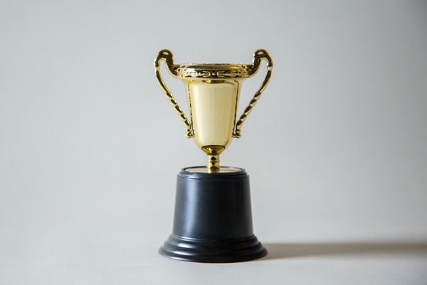 Ein Pokal vor einem weißen Hintergrund.