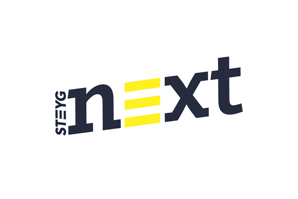 Logo STEYGnext. Schwarze und gelbe Schrift auf weißem Hintergrund.