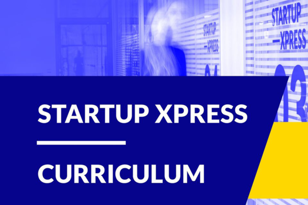 Weiße Schrift auf blauem Hintergrund: "Startup xpress Curriculum"