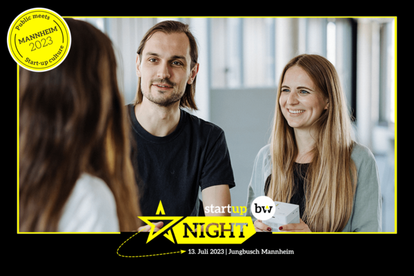 Beratungsgespräch mit drei Personen an einem Stehtisch.