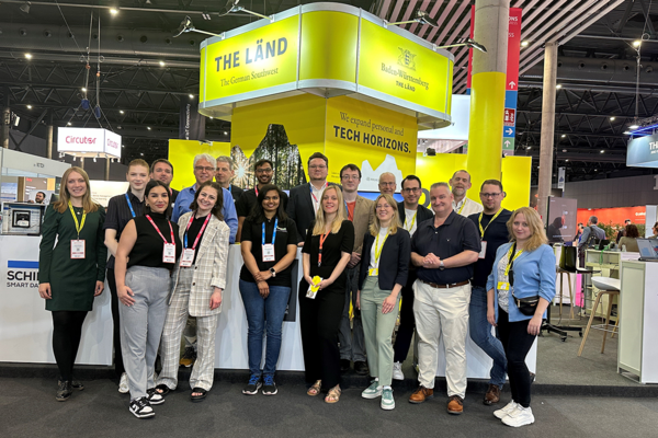Ein Gruppenfoto der ausstellenden Start-ups und Unternehmen aus THE LÄND beim IOT Solutions World Congress 2024 in Barcelona. Bildrechte: Baden-Württemberg International.