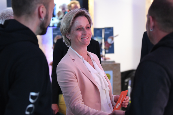 Wirtschaftsministerin Dr. Nicole Hoffmeister-Kraut im Gespräch mit Gründern.