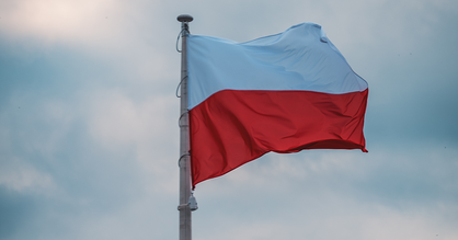 Polnische Landesflagge an einem Fahnenmast.
