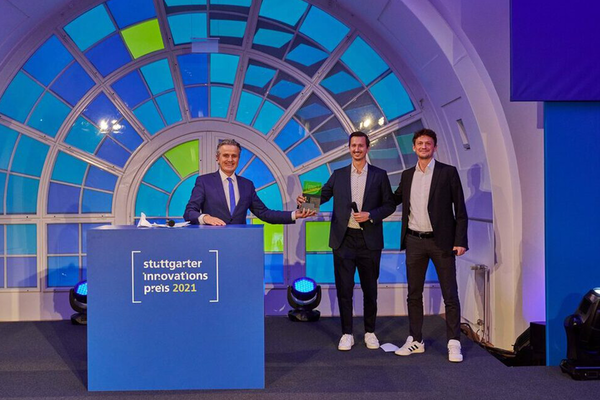Oberbürgermeister Dr. Frank Nopper überreicht den 1. Preis des Stuttgarter Innovationspreises an die Geschäftsführer der Vialytics GmbH. Bildrechte: Stadt Stuttgart