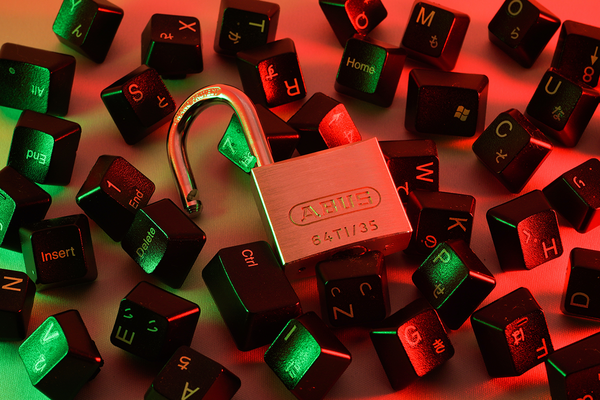 Ein Vorhängeschloss liegt auf mehreren Tasten einer Tastatur.