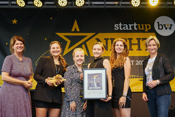 Gewinnerinnenteam Landeswettbewerb Start-up BW Young Talents mit Urkunden und Wirtschaftsministerin Dr. Nicole Hoffmeister-Kraut und Cordula Bräuninger, L-Bank.