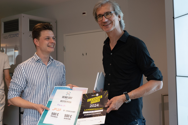 Siegerfoto vom Team Fara AI beim Sandbox Demo Day, Vorentscheid des Wettbewerbs Start-up BW Elevator Pitch. Bildrechte: Antonia Bachmann, HdM Startup Center.