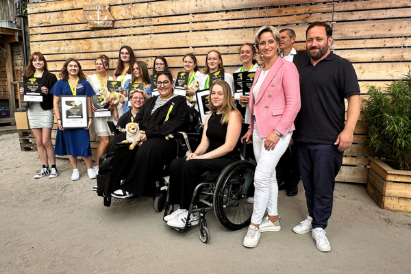 Gruppenfoto der TOP 3 der Start-up BW Young Talents mit Wirtschaftsministerin Dr. Nicole Hoffmeister-Kraut.