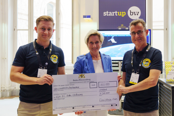 Wirtschaftsministerin Dr. Nicole Hoffmeister-Kraut übergibt den Förderbescheid für den ESA BIC BW Accelerator im Rahmen des Start-up BW Summits 2024. Fotograf: Kristijan Matic.