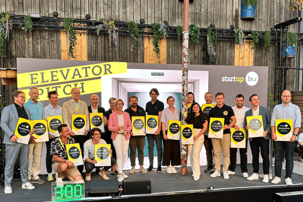 Die Vertreterinnen und Vertreter der Start-up BW Acceleratoren auf der Bühne bei der Start-up BW Night mit Wirtschaftsministerin Dr. Nicole Hoffmeister-Kraut.