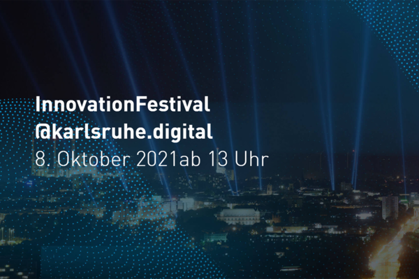 Panoramabild von Karlsruhe bei Nacht aus der Vogelperspektive. Weißer Text mit Datum der Veranstaltung InnovationFestival - 8. Oktober 2021.