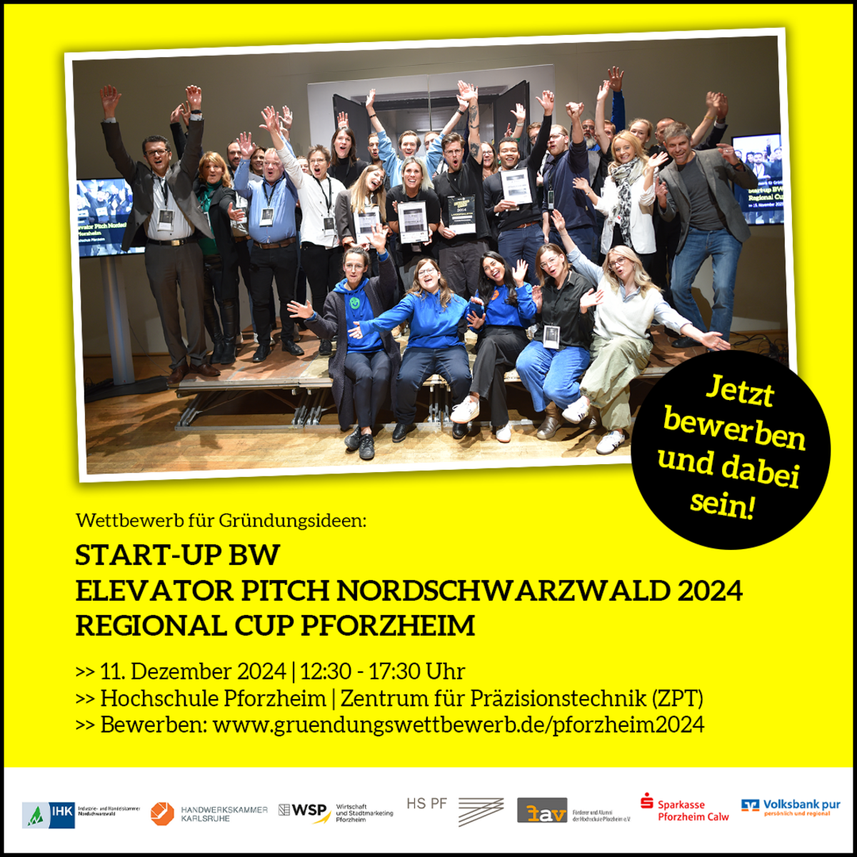 Visual zum Elevator Pitch Vorentscheid in Pforzheim am 11. Dezember 2024. Gruppenbild von der Siegerehrung der Veranstaltung im Jahr 2023. Text:  Wettbewerb für Gründungsideen:  Start-up BW Elevator Pitch Nordschwarzwald 2024 Regional Cup Pforzheim  >> 11. Dezember 2024 | 12:30 - 17:30 Uhr >> Hochschule Pforzheim | Zentrum für Präzisionstechnik (ZPT) >> Bewerben: www.gruendungswettbewerb.de/pforzheim2024  - Call to Action zur Bewerbung und Logos der Veranstalter: Industrie- und Handelskammer Nordschwarzwald, Handwerkskammer Karlsruhe, Wirtschaft und Stadtmarketing Pforzheim/ Kreativwirtschaft, Hochschule Pforzheim, FAV der Hochschule, Sparkasse Pforzheim Calw, Volksbank pur.