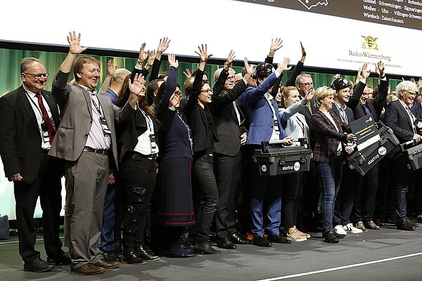 Gruppenbild der Teilnehmerinnen und Teilnehmer des Landeswettbewerbs Start-up BW Local mit Wirtschaftsministerin Dr. Nicole Hoffmeister-Kraut