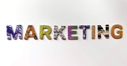 Bunte Buchstaben auf weißem Hintergrund bilden das Wort "Marketing".