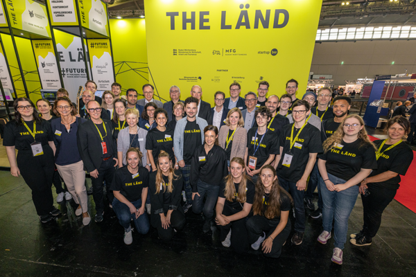 Gruppenfoto von Start-ups und weiteren Ausstellenden des baden-württembergischen Gemeinschaftsstandes auf der Frankfurter Buchmesse 2024. Bildrechte: MFG Baden-Württemberg / Tim Goger.