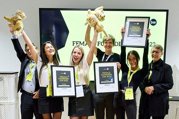 Jubelfoto der Siegerinnen beim Female Founders Cup 2023.