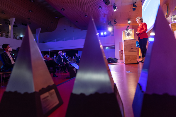 Wirtschaftsministerin Dr. Nicole Hoffmeister-Kraut auf der Bühne des Hightech Summits 2021. Bildrechte: bwcon 