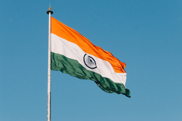Wehende Landesflagge von Indien an einem Fahnenmast.
