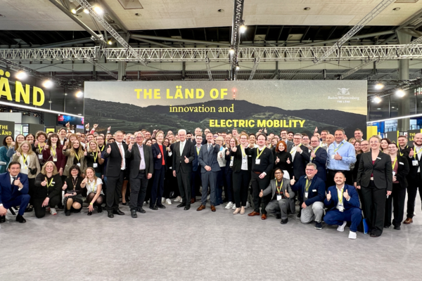 Gruppenfoto von baden-württembergischen Unternehmen mit Ministerpräsident Winfried Kretschmann auf der HANNOVER MESSE 2024. Bildrechte: Baden-Württemberg International. 