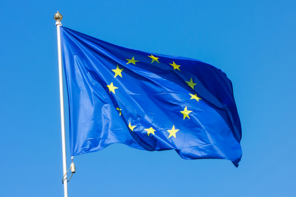Wehende EU-Flagge an einem Fahnenmast.