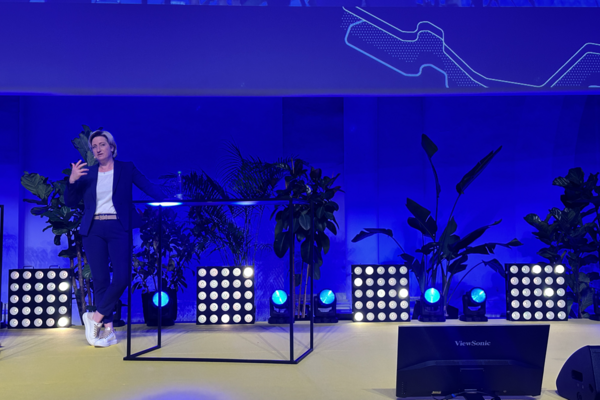 Wirtschaftsministerin Dr. Nicole Hoffmeister-Kraut steht am Rednerpult im Haus der Wirtschaft in Stuttgart im Rahmen der Eröffnung des Start-up BW Summits 2025. 