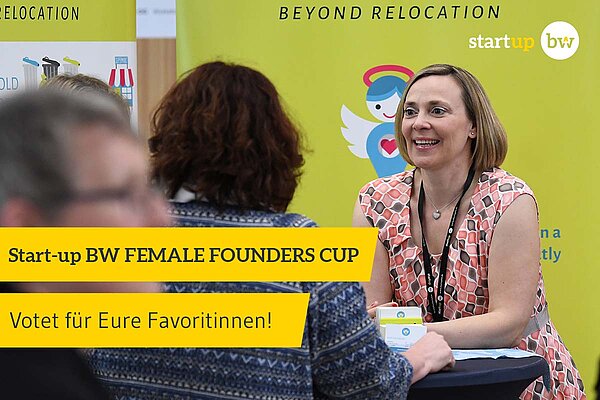 Zwei Frauen unterhalten sich an einem Stehpult. Text: Start-up BW Female Founders Cup. Votet für Eure Favoritinnen! Logo: Start-up BW oben rechts.