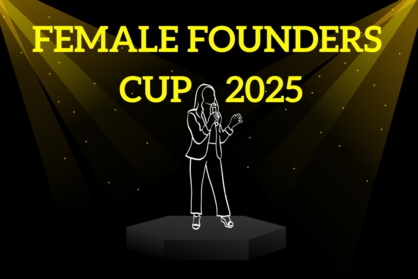 Illustration einer Frau in einem Business-Outfit, die auf einer Bühne steht und in ein Mikrofon spricht. Sie wird von gelben Scheinwerfern beleuchtet. Im Hintergrund steht in großen, leuchtend gelben Buchstaben: „FEMALE FOUNDERS CUP 2025“. Kleine gelbe Sterne sind auf dem dunklen Hintergrund verteilt und verleihen der Szene einen festlichen Charakter.
