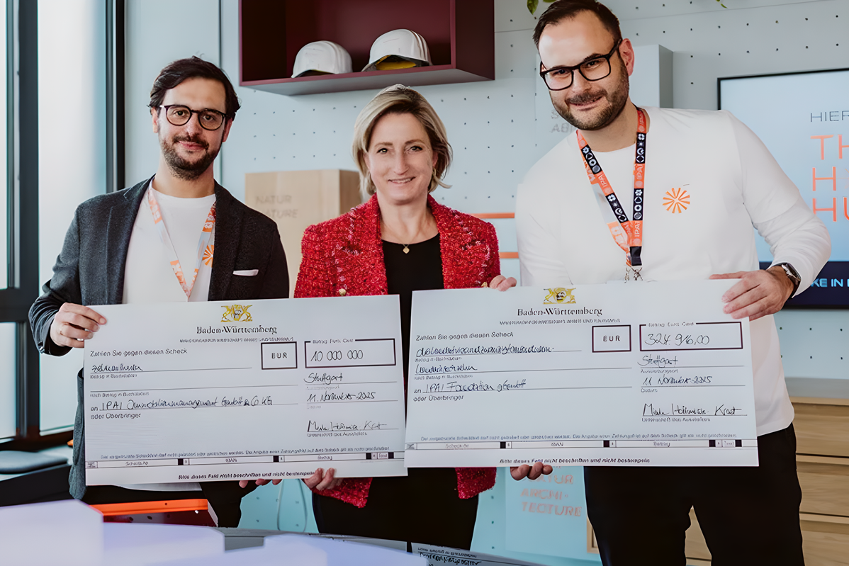 Wirtschaftsministerin Dr. Nicole Hoffmeister-Kraut bei der Übergabe des Förderschecks an die Verantwortlichen des IPAI in Heilbronn. Bildrechte: IPAI.