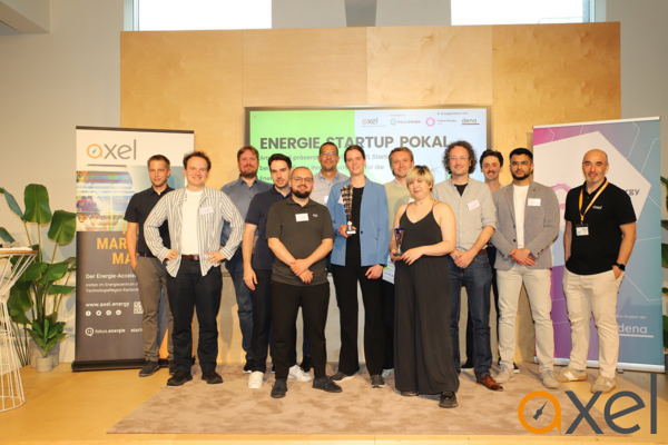Gruppenfoto auf der Bühne im Rahmen des Energie Startup Pokal 2025 am 22. Juli 2025 in Berlin. Bildrechte: AXEL - Der Energie-Accelerator.