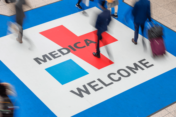 Großer Teppich mit dem Logo der Messe MEDICA.