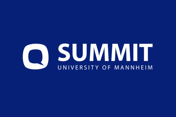 Logo Veranstaltung Q-Summit. Weiße Schrift auf blauem Hintergrund.
