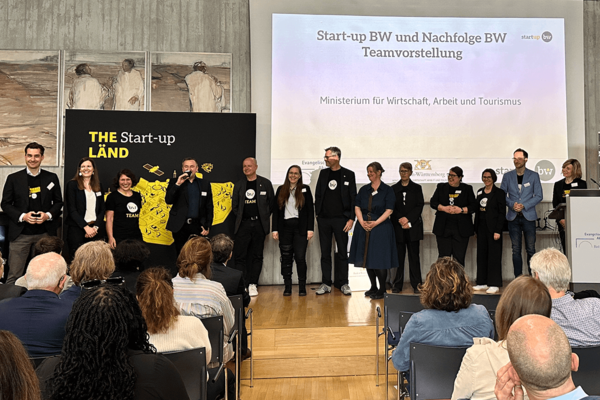 Das Start-up BW Team auf der Bühne der 11. Arbeitstagung in Bad Boll.