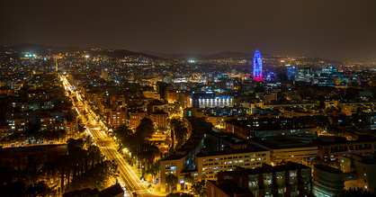 Nachtaufnahme von Barcelona von oben. 