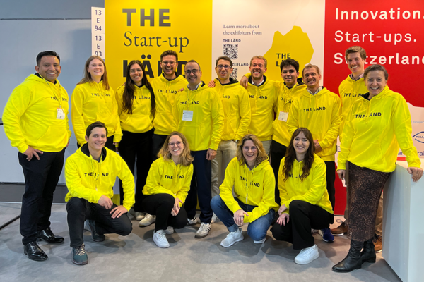 Gruppenfoto der ausstellenden Start-ups aus THE LÄND auf der MEDICA 2024 in Düsseldorf. Bildrechte: Baden-Württemberg International.