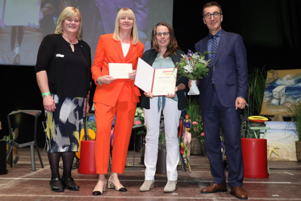 Siegerfoto von Melanie Göppert, die beim Deutschen LandFrauentag 2024 als “Unternehmerin des Jahres” ausgezeichnet wurde, mit Bundesminister für Ernährung und Landwirtschaft Cem Özdemir. Fotograf: Reiner Freese.
