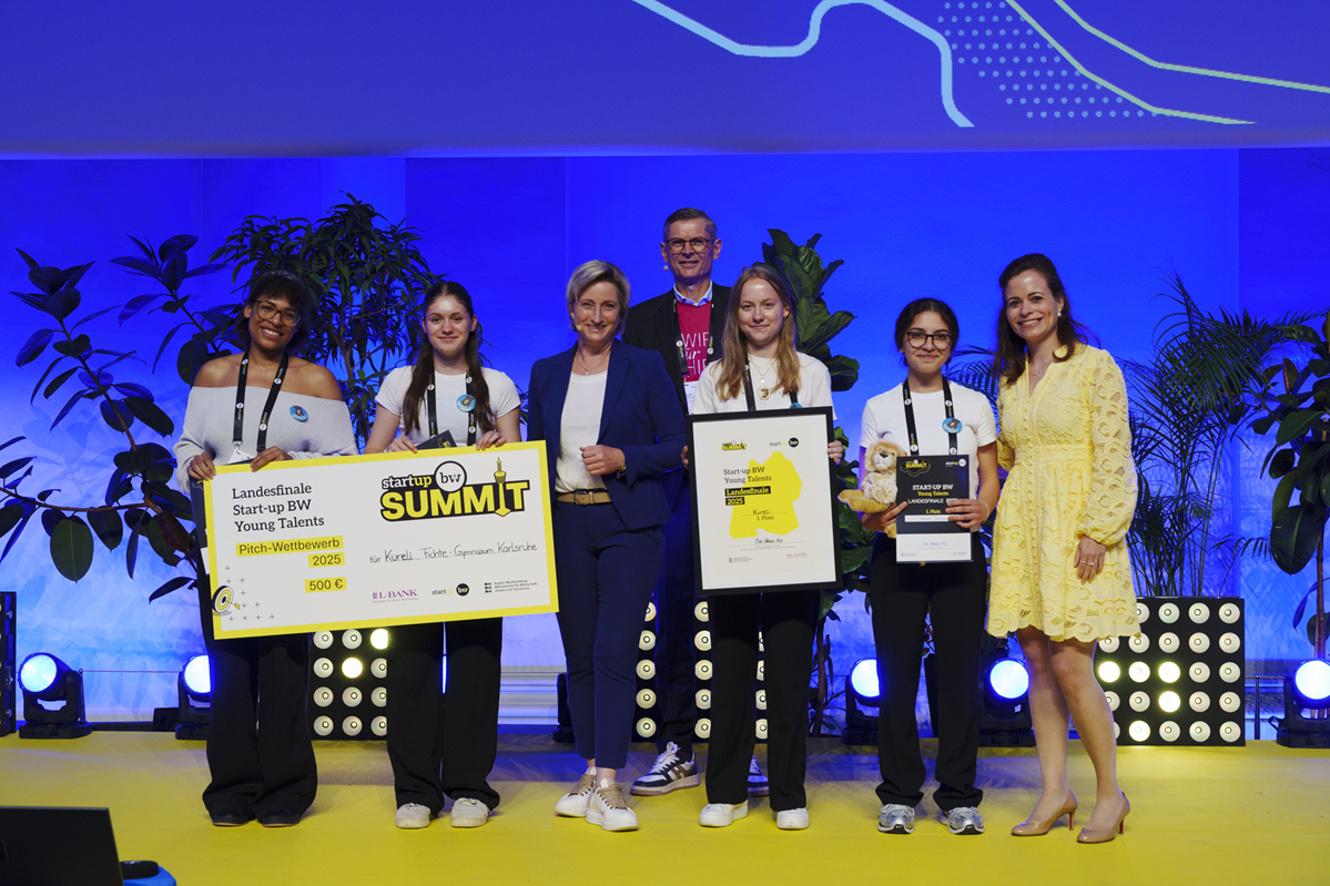 Sieger-Foto 1. Platz Start-up BW Young Talents 2025 mit Wirtschaftsministerin Dr. Nicole Hoffmeister-Kraut, Johannes Heinloth und Bonita Grupp beim Start-up BW Summit 2025. Fotograf: Kristijan Matic.