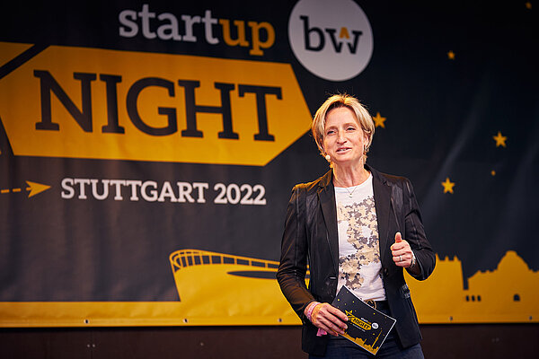 Wirtschaftsministerin Dr. Nicole Hoffmeister-Kraut auf der Bühne bei der Start-up BW Night 2022.