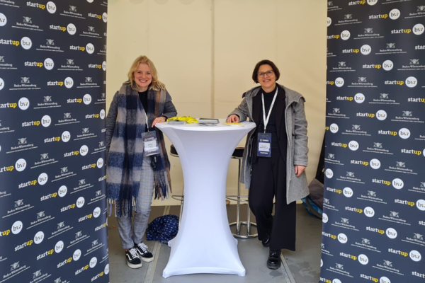 Zwei Teammitglieder von Start-up BW am Messestand beim Q-Summit 2024.