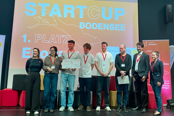 Preisverleihung des Siegerteams beim START(C)UP Bodensee 2025 am 12.11.2025 an der HTWG Konstanz. Bildrechte: Kilometer1.